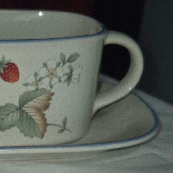 Vintage Strawberry Savoir Vivre Gravy Boat & Underplate Stoneware Cottage Style - Picture 3 of 3